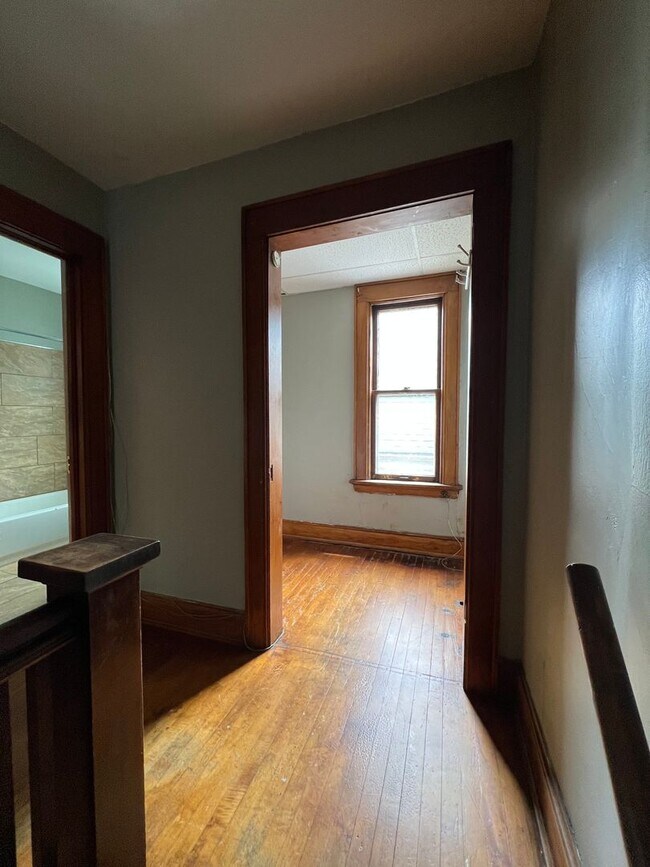 Building Photo - AVAILABLE JUNE -  4 Bed 1 Bath Townhome