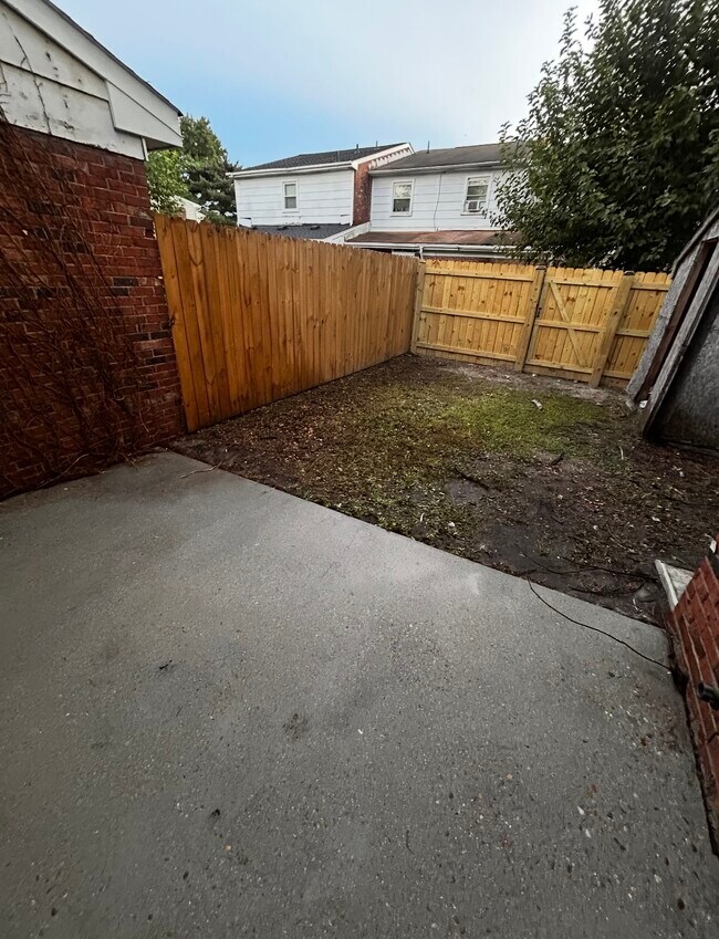 Building Photo - 813 S Grosvenor Ct