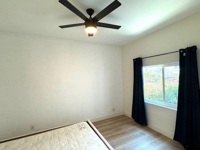 Building Photo - 4 Bed 2 Bath in Echo Park with Back Patio