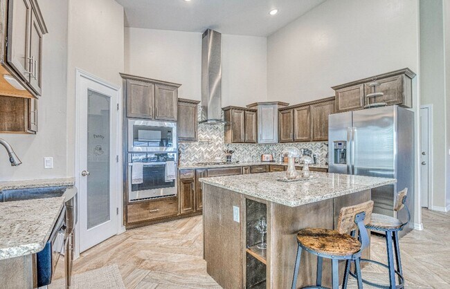 Building Photo - Eastside area for  Short or Long Term Rental(Completely Furnished) Beautiful 4 bed/2.5 baths