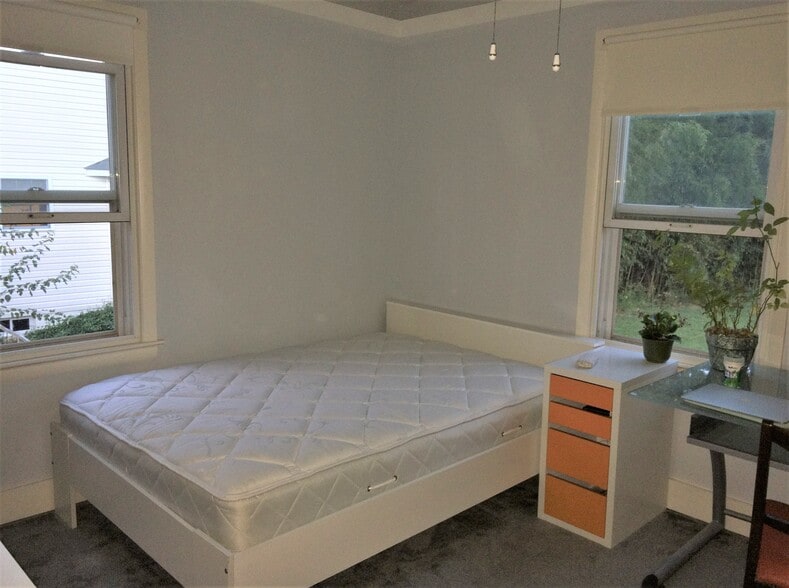 South facing room (comes unfurnished) - 5138 9th St N