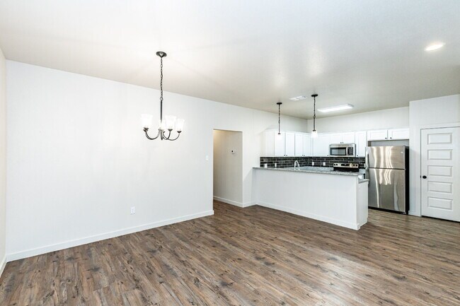 Building Photo - Iron Horse 2 bedroom 2 bathroom!