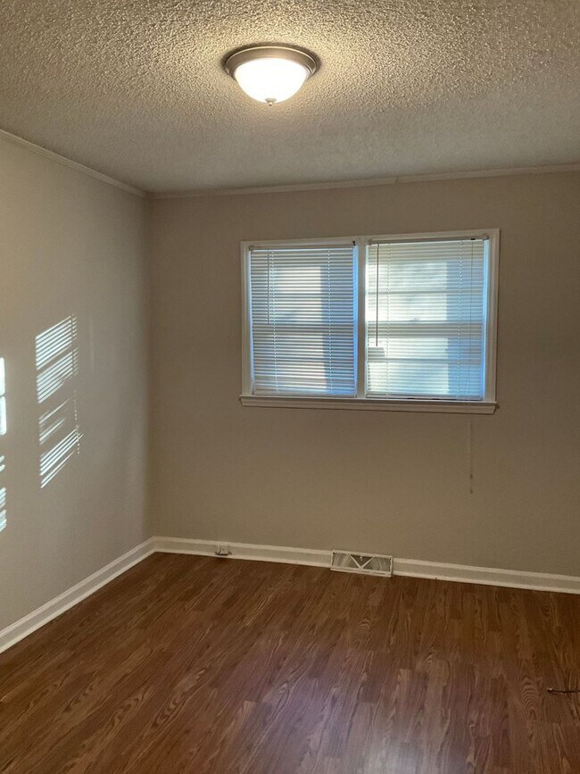 Building Photo - 4 Bedroom Brick Home in Gastonia - Hardwood Floors, Spacious Rooms!!!