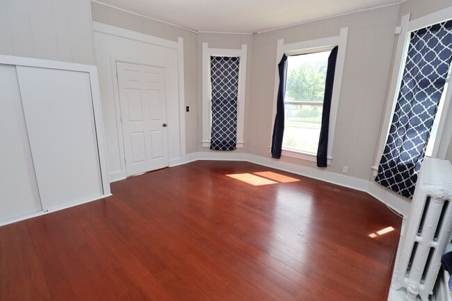 Building Photo - Charming Two Bedroom Unit in the Heart of ...
