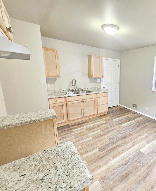 Building Photo - 750 S Dequincy St