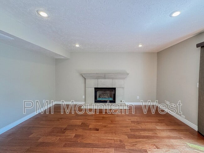 Building Photo - 499 N 200 W