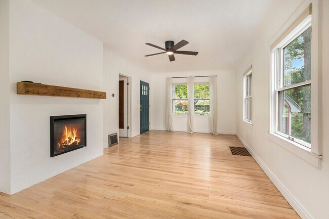 Building Photo - 2520 Oakdale Dr