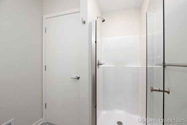 Interior Photo - 810 Fulton St W