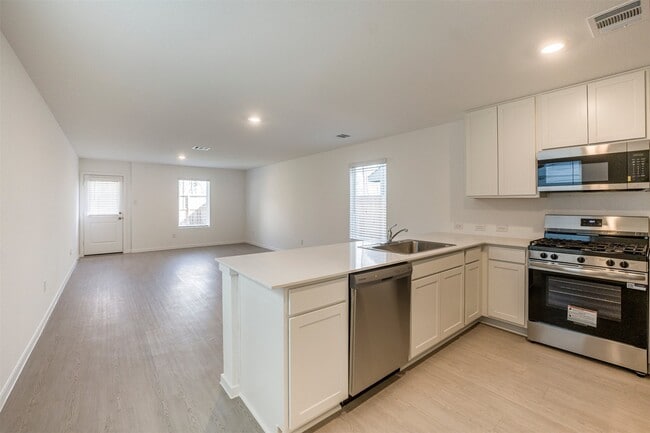 Building Photo - 919 Pertuso Ln