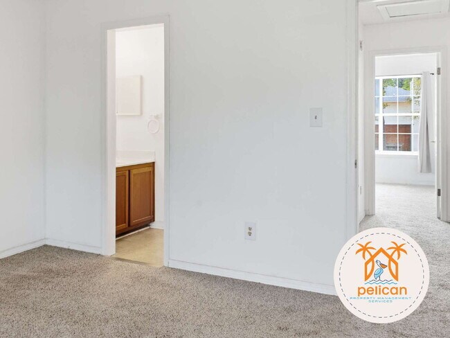 Building Photo - Bright townhome in the heart of Pensacola