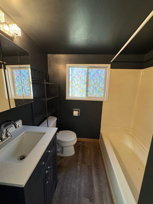 Building Photo - West Roseburg 2 Bedroom home with fenced yard