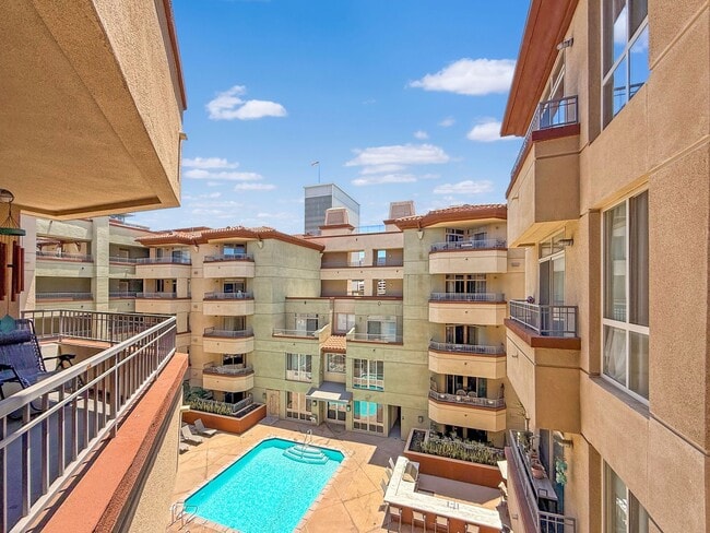 Building Photo - Spacious Studio w/ Washer/Dryer In-Unit, P...