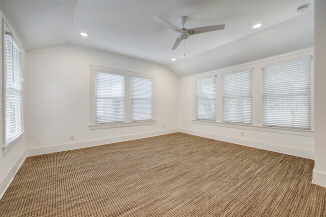 Building Photo - 303 W Clay St