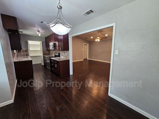 Building Photo - 216 Wesley Dr