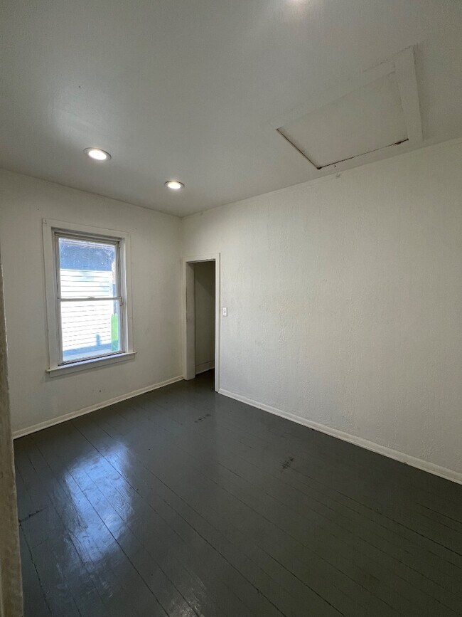 Building Photo - 2272 Avon St