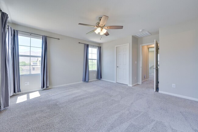Building Photo - NW!! Solar!!  Gated!!  Bed and bath downst...