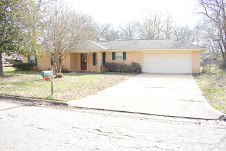 Building Photo - 523 Arbor Oak Dr