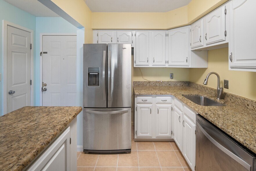 Building Photo - 4975 Washington St