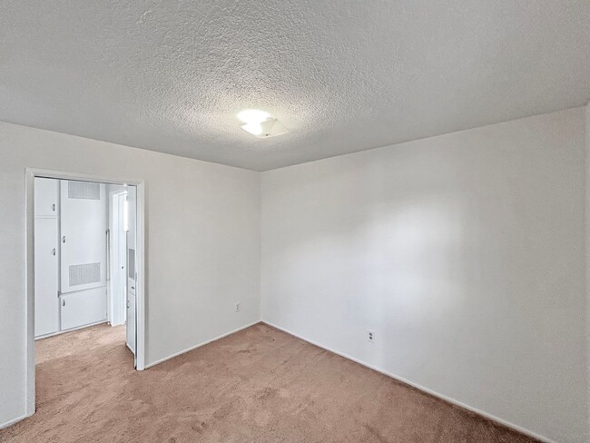 Building Photo - 1B 1BA Condo in University Heights w/ Rese...