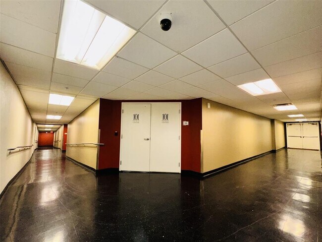 Building Photo - 101 S Eola Dr