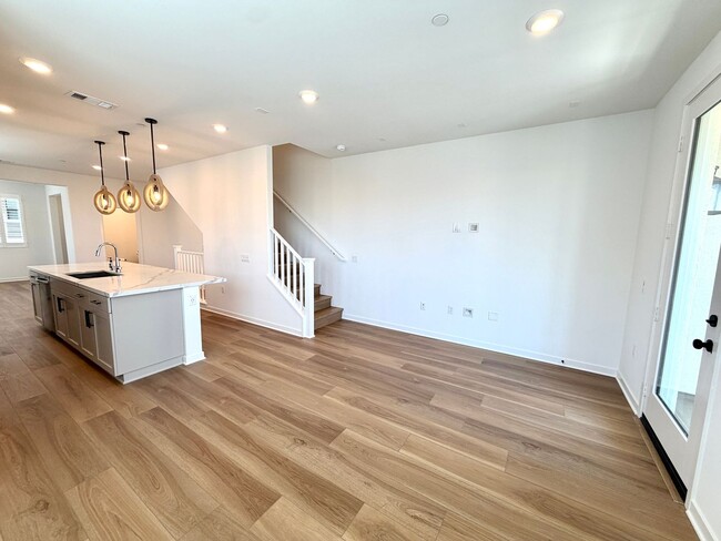 Building Photo - Brand-New Luxury Townhome for Lease in Claremont