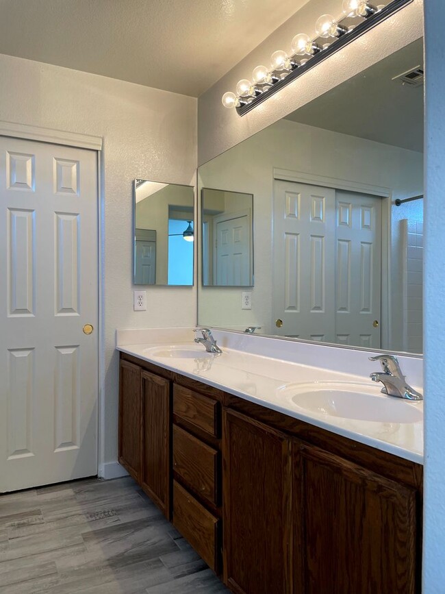 Building Photo - DARLING 3 BEDROOM, 2.5 BATH LOCATED IN GAT...