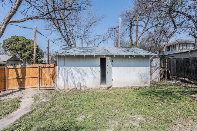 Building Photo - QUAINT 2/1 HOUSE AVAILABLE IN NOW!