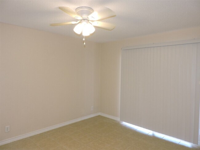 Building Photo - 17401 Red Oak Dr