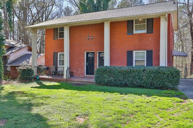 Building Photo - Newly Renovated Duplex