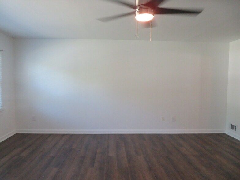 Building Photo - 7895 Pavilion Dr