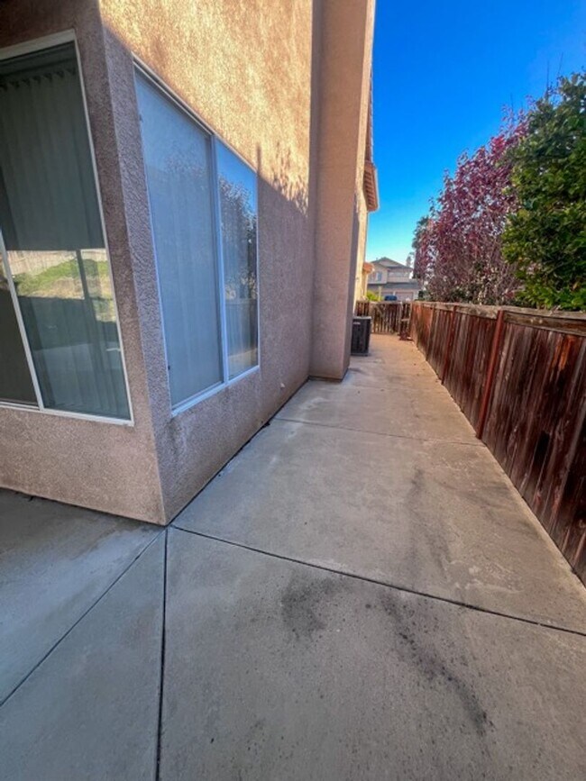 Building Photo - Large 4 bedroom Murrieta home with a loft ...
