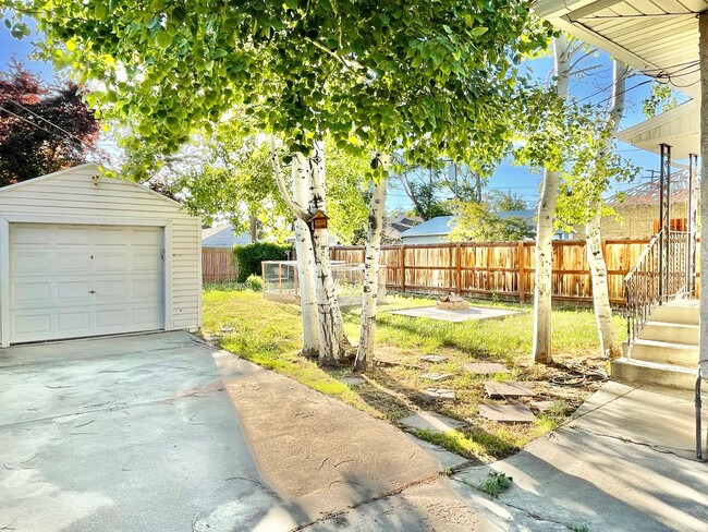 Building Photo - Darling Updated Cottage Near Liberty Park!