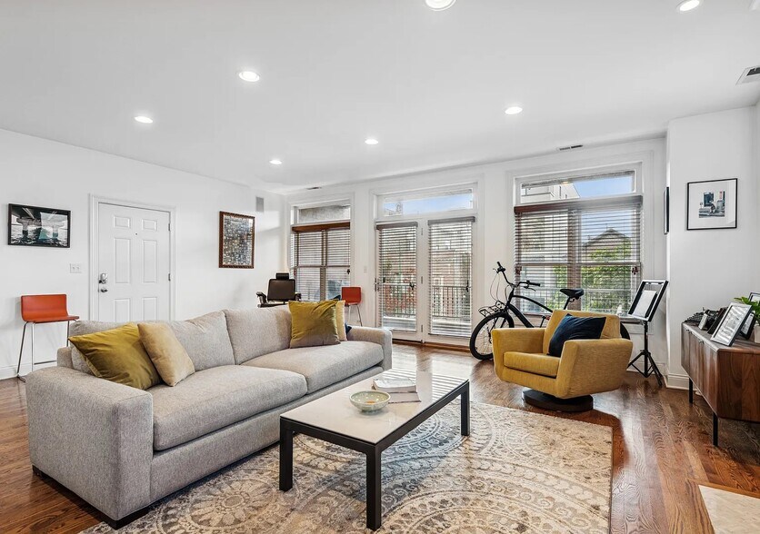 Building Photo - 453 N May St