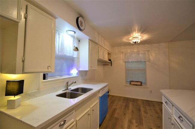 Building Photo - 5422 Kingfisher Dr