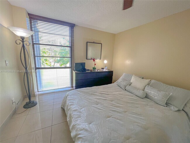 Building Photo - 3301 N Country Club Dr