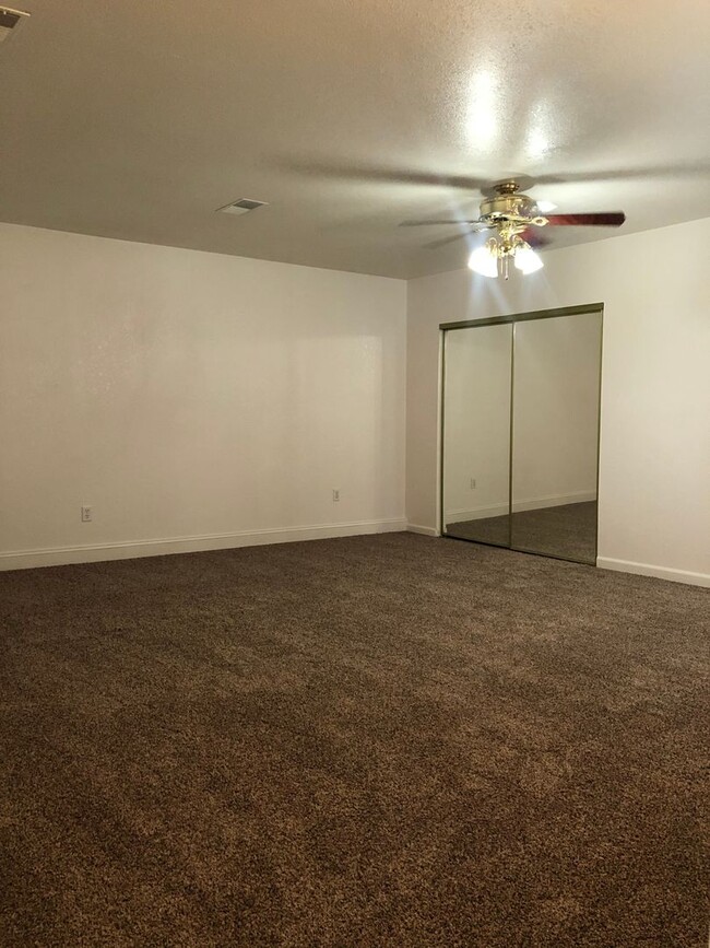 Building Photo - CHRISTMAS SPECIAL- FREE RENT!!Beautiful ho...