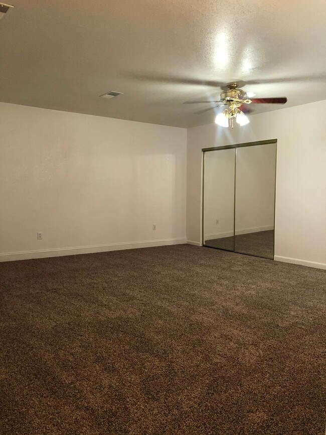 Building Photo - Love where you live - 2 weeks free rent! Beautiful home in Turlock