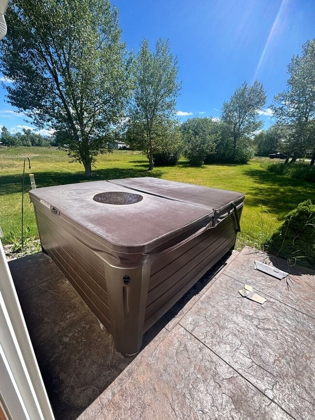 Building Photo - Beautiful 4B/3B home on acreage with mountain views