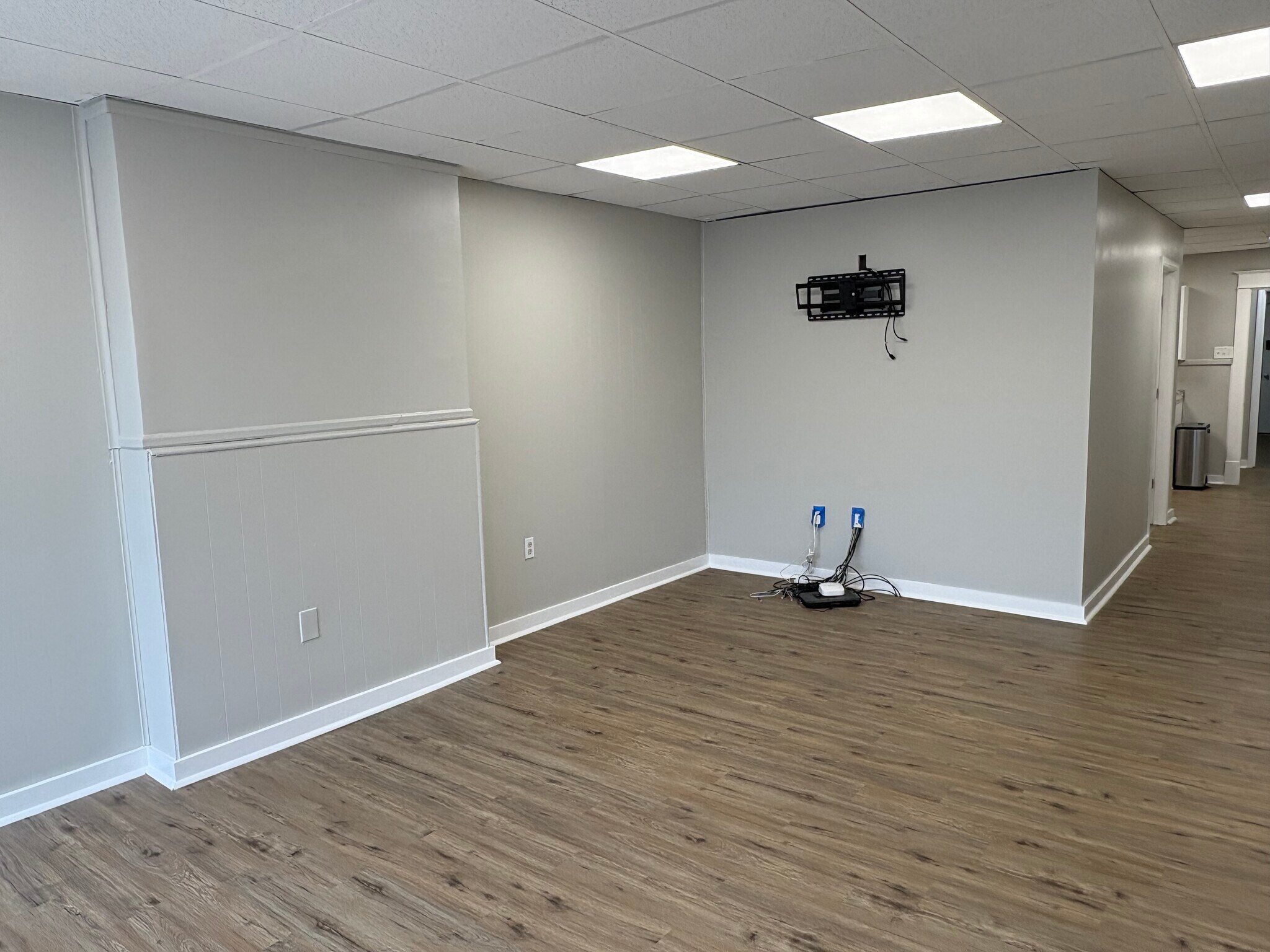 Family room w/ TV Mount - 709 7th Ave