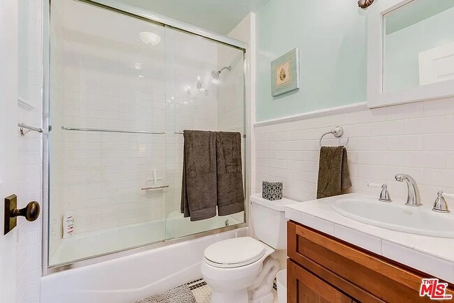 Building Photo - 835 N Sycamore Ave