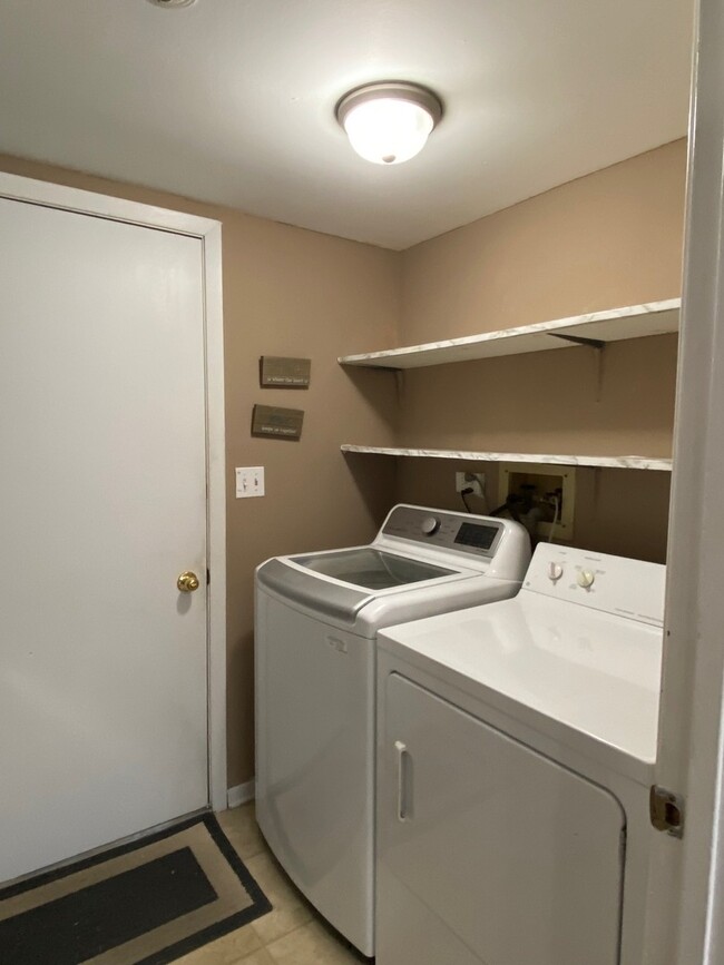 Building Photo - 7921 Knottingham Cir
