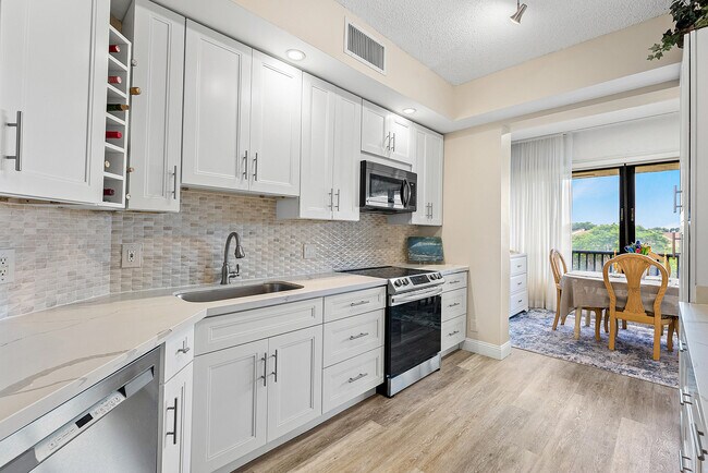 Building Photo - 7546 La Paz Blvd