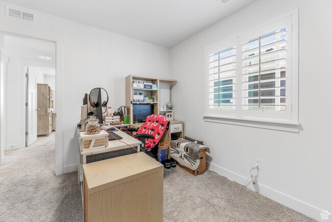 Building Photo - 4713 E Lk Cor Dr