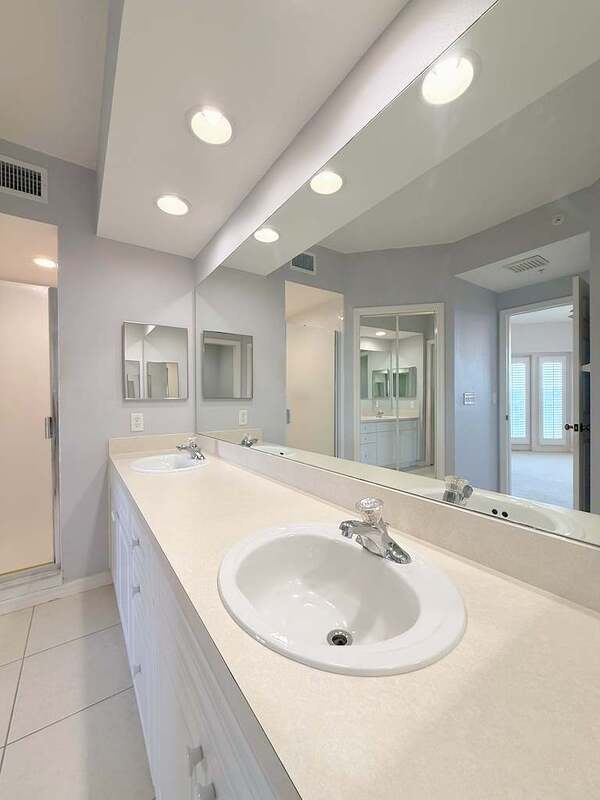 Building Photo - 1200 Country Club Dr
