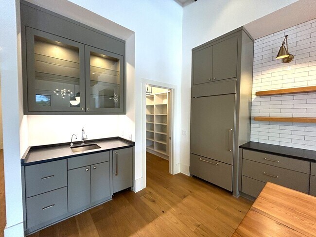 Building Photo - 524 Mulberry St