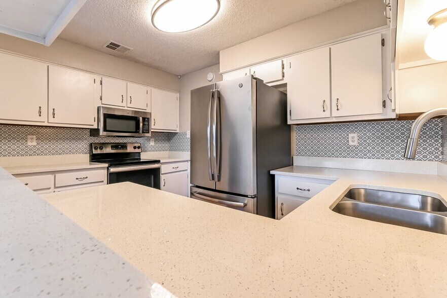 Building Photo - 7201 Skidmore Cove