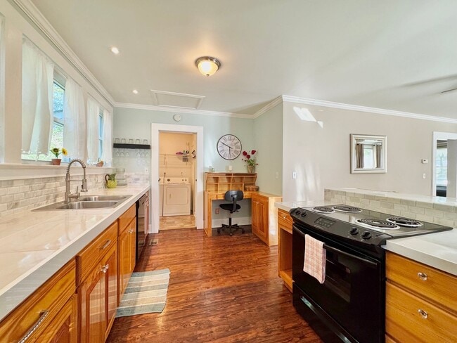 Building Photo - Adorable South Hill Charmer
