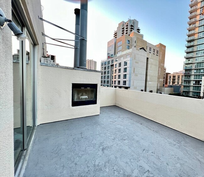 Building Photo - 985 Island Ave