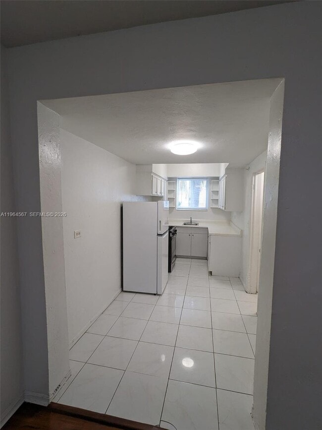 Building Photo - 220 Collins Ave