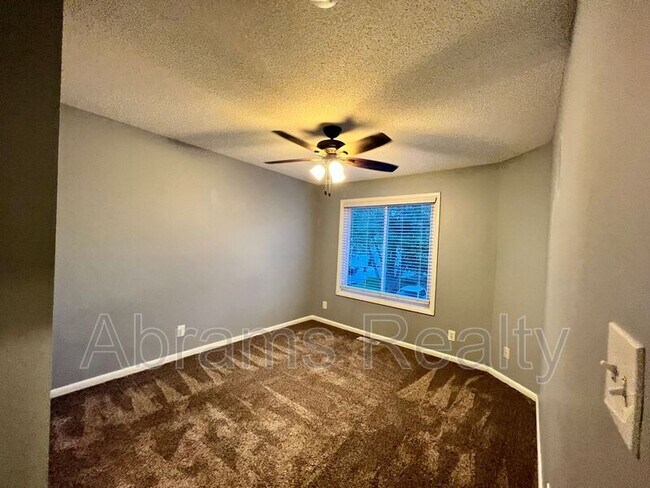 Building Photo - 1136 Glengarry Way